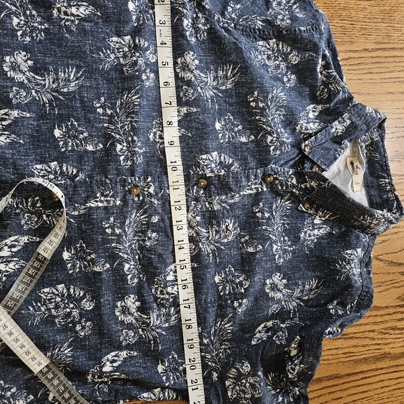 Hollister large button down long sleeve shirt. - Picture 8 of 10